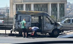 Avcılar'da hareket halindeyken yanan minibüs kullanılamaz hale geldi