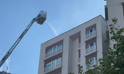 Bağcılar'da 13 katlı binanın çatısında çıkan yangın söndürüldü