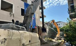 Bakırköy'de kentsel dönüşüm kapsamında 'yüksek riskli' bir bina yıkıldı