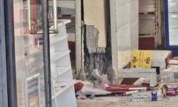 Balıkesir Sındırgı'daki depreme marketinde ailesiyle yakalanan esnaf yaşadıkları korku dolu anları anlattı