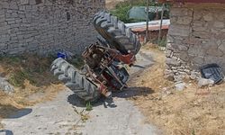 Balıkesir'de devrilen traktörün altında kalan sürücü öldü
