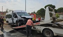 Balıkesir'de işçi servisi ile hafif ticari araç çarpıştı, 4 kişi yaralandı