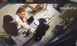 Balıkesir'de kuyumcuda "tırnakçılık" yöntemiyle hırsızlık güvenlik kamerasında