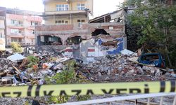 Balıkesir'deki depremde yıkılan binanın enkazı kaldırılıyor