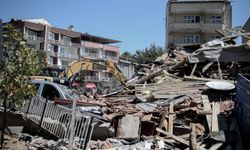 Balıkesir'deki depremde yıkılan binanın enkazı kaldırılmaya başlandı