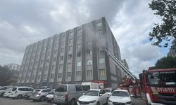 Başakşehir'de çorap imalathanesinde çıkan yangın hasara neden oldu