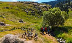 Bisikletçiler 30 Ağustos Zafer Bayramı için Ardahan'da tarihi kaleye pedal çevirdi