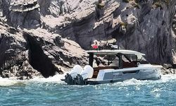 Bodrum'da arızalanıp kıyıya sürüklenen teknedeki 3 kişi kurtarıldı