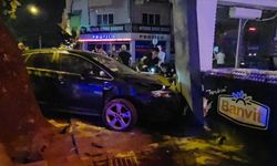 Bursa'da iş yerinin duvarına çarpan otomobildeki 2 kişi yaralandı