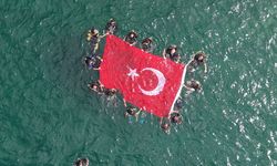 Büyük Zafer'in 103. yıl dönümünde Bağcılar Belediyesinin engelli sporcuları su altı dalışı yaptı