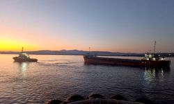 Çanakkale Boğazı'nda makine arızası yapan gemi kurtarıldı