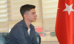 Çankırı'da rüzgarda ters dönen Türk bayraklarını düzelten çocuk, Valilik makamında ağırlandı
