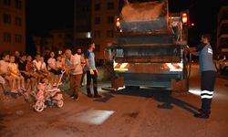 Çöplerini topladığı mahalledeki çocukların gönlünü de alıyor