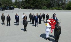 Cumhurbaşkanı Erdoğan başkanlığındaki YAŞ üyeleri Anıtkabir'i ziyaret etti