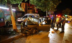Denizli'de ağaca çarpan otomobildeki 2 kişi öldü, sürücü ağır yaralandı