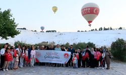 Denizli'de şehit yakınları için yapılan balon turunda Türk bayrakları gökyüzünde dalgalandı