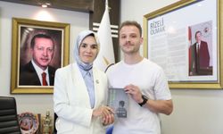 Devlet korumasında yetişen genç, hayat hikayesini yazdığı kitabını Bakan Göktaş'a hediye etti