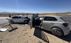Elazığ'da iki otomobilin çarpıştığı kazada 8 kişi yaralandı