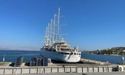 En büyük yelkenli yolcu gemilerinden 'Club Med 2' Çeşme Limanı'na demirledi