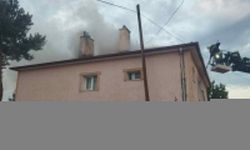 Erzincan'da binanın çatısında çıkan yangın söndürüldü