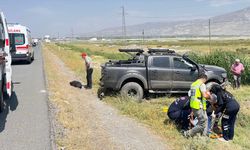 Erzincan'da devrilen kamyonetteki 3 kişi yaralandı