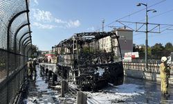 Esenler'de seyir halindeyken alev alan servis aracı kullanılamaz hale geldi