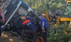 Eskişehir'de yol kenarına devrilen beton mikserinin sürücüsü yaralandı
