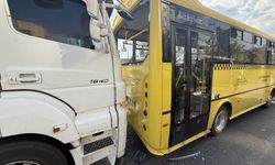 Gaziantep'te tırın özel halk otobüsüne çarptığı kazada 3 kişi yaralandı