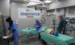 Gazze'de doktorlar "açlıktan" ayakta durmakta zorlansa da hayat kurtarmaya çalışıyor