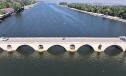 Genç kürekçiler Meriç Nehri'nde antrenmanlarını sürdürüyor