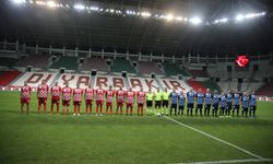 Gençlik ve Spor Bakanı Bak, Diyarbakır'da "Gösteri Maçı"nda sahaya çıktı