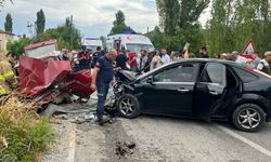 GÜNCELLEME - Balıkesir'de iki otomobil çarpıştı 1 kişi öldü, 3 kişi yaralandı