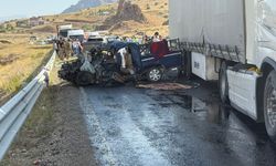 GÜNCELLEME - Hakkari'de tır ile pikabın çarpışması sonucu 4 kişi öldü, 1 kişi yaralandı