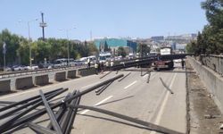 GÜNCELLEME - Kocaeli'de tırdan yola düşen demir profiller nedeniyle kapanan D-100 kara yolu ulaşıma açıldı