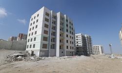 Hatay Defne'de afet konutları ve ticaret merkezlerinin yapımı sürüyor