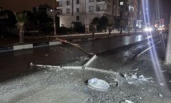 Hatay'da çekicinin çarptığı aydınlatma direği devrildi