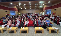 Hitit Çocuk Üniversitesine katılan öğrenciler kep attı