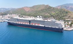 Hollanda bayraklı 'Oosterdam' kruvaziyeri Marmaris Limanı'na demirledi