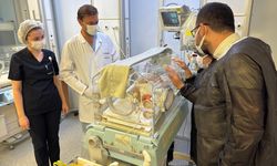İç organları dışarıda doğan bebek, ailesi ve doktorların kararlılığıyla yaşama tutundu