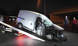 İstanbul'da hafif ticari aracın kamyonete çarptığı kazada 3 kişi yaralandı