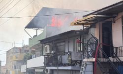 İzmir'de bir evde başlayıp çevredeki evlere sıçrayan yangına müdahale ediliyor