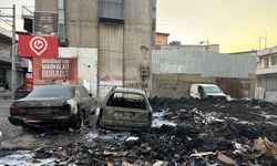 İzmir'de çöp biriktirilen alanda çıkan yangında 6 araç zarar gördü