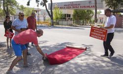 İzmir'de kooperatif mağdurlarından cezaevi önünde 'kırmızı halılı' eylem