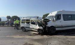 İzmir'de servis minibüsü ile hafif ticari aracın çarpıştığı kazada 1 kişi öldü, 12 kişi yaralandı