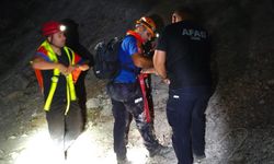 İzmir'de yürüyüş yaptıkları sırada kayalıklarda mahsur kalan 3 kişi kurtarıldı