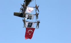Jandarma ekipleri Malazgirt Zaferi kutlamalarındaki hava gösterileriyle izleyenleri coşturdu