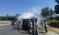 Kadıköy'de seyir halindeki kamyonetin dorsesi yandı