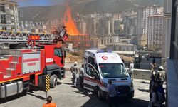 Kahramanmaraş'ta lojmanda çıkan yangına müdahale ediliyor