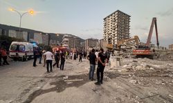 Kahramanmaraş'ta yıkımı yapılan ağır hasarlı bina iş makinesinin üzerine devrildi