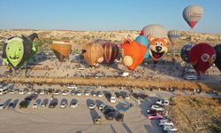 Kapadokya'da figürlü sıcak hava balonları gösteri uçuşu yaptı